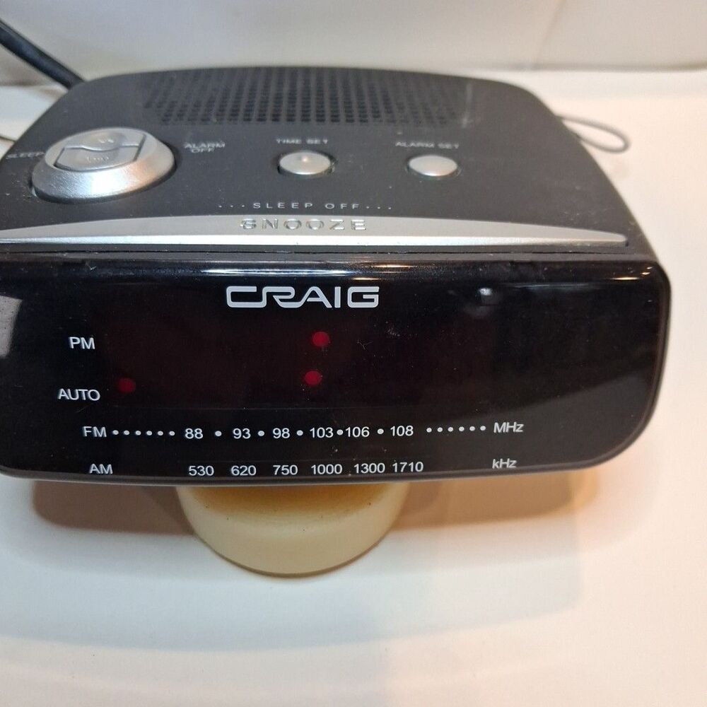 iCraig Black Alarm Clock With AM/FM Radio Plays & Charges IPod MP3 CMA3045